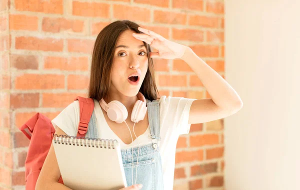 Zoek Naar Gelukkig Verbaasd Verrast Glimlachend Realiserend Verbazingwekkend Ongelooflijk Goed — Stockfoto