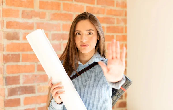 Mooie Architect Zoek Serieus Streng Ontevreden Boos Tonen Open Palm — Stockfoto