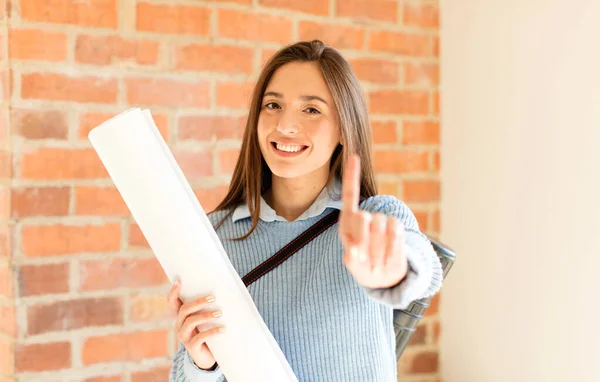 Bonita Arquitecta Sonriendo Orgullosa Confiadamente Haciendo Pose Número Uno Triunfante —  Fotos de Stock