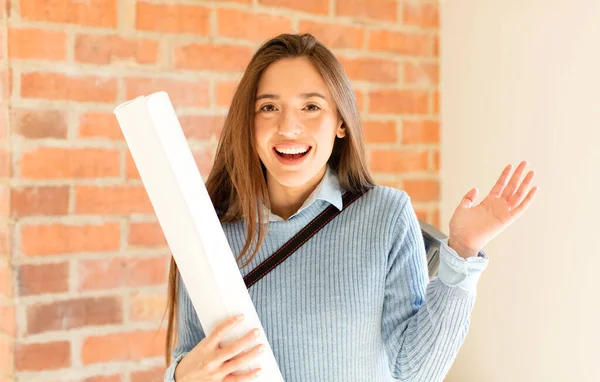 Bonito Arquitecto Sintiéndose Feliz Sorprendido Alegre Sonriendo Con Actitud Positiva —  Fotos de Stock