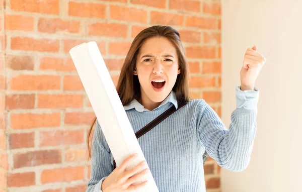 Hübscher Architekt Schreit Aggressiv Mit Wütendem Gesichtsausdruck Oder Mit Geballten — Stockfoto