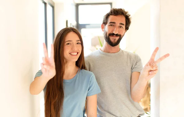 Jeune Couple Souriant Regardant Heureux Insouciant Positif Geste Victoire Paix — Photo