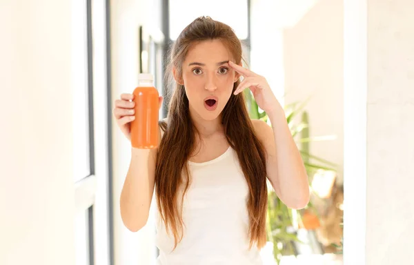 Bella Donna Guardando Sorpreso Bocca Aperta Scioccato Realizzare Nuovo Pensiero — Foto Stock