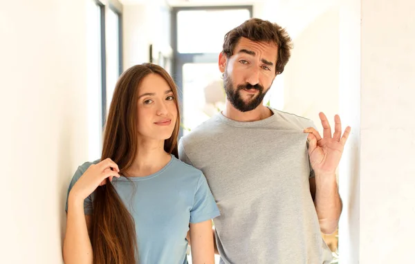 Jeune Couple Regardant Arrogant Réussi Positif Fier Pointant Vers Soi — Photo