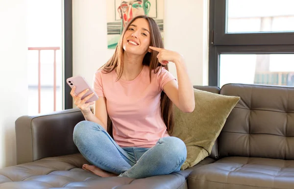 Vacker Kvinna Ler Tryggt Pekar Egen Bred Leende Positiv Avslappnad — Stockfoto