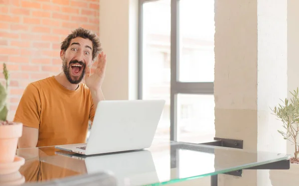 Jovem Barbudo Sentindo Feliz Animado Positivo Dando Grande Grito Com — Fotografia de Stock