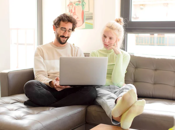 Young Couple Home Using Laptop — Stock Photo, Image