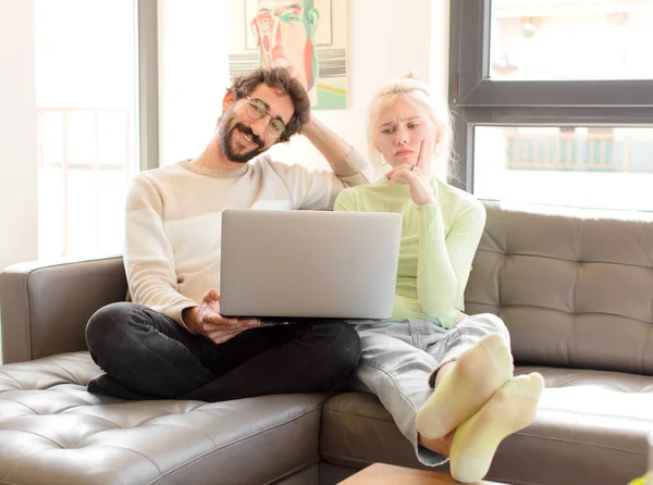 Young Couple Home Using Laptop — Stock Photo, Image