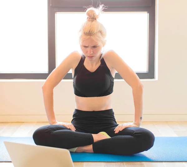Ung Söt Flicka Utövar Yoga Hemma — Stockfoto