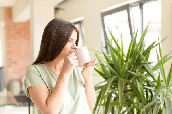 Jong Mooi Meisje Het Hebben Van Een Koffie Thuis — Stockfoto