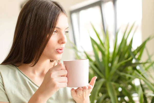 家でコーヒーを飲んでいる若い可愛い女の子は — ストック写真