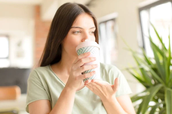 Jong Mooi Meisje Het Hebben Van Een Koffie Thuis — Stockfoto