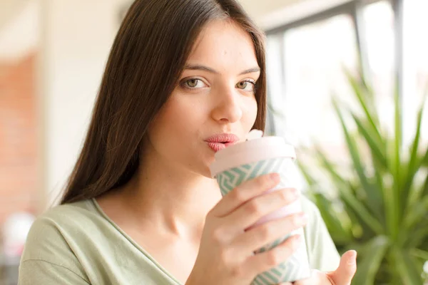 Jong Mooi Meisje Het Hebben Van Een Koffie Thuis — Stockfoto