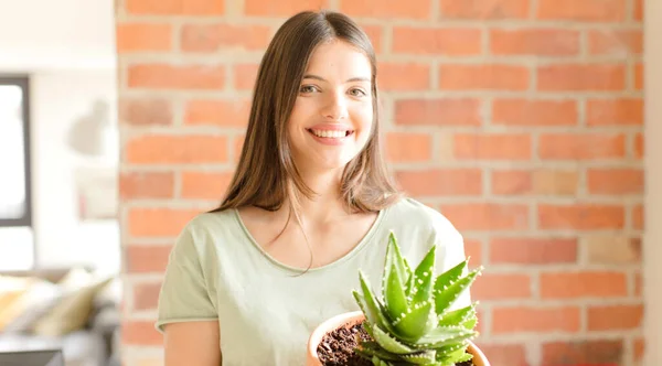 Giovane Bella Ragazza Che Tiene Cactus Casa — Foto Stock