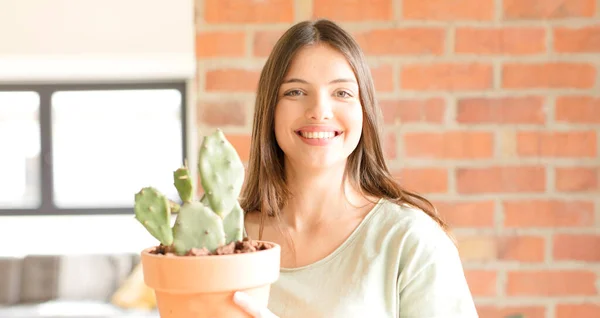 Giovane Bella Ragazza Che Tiene Cactus Casa — Foto Stock