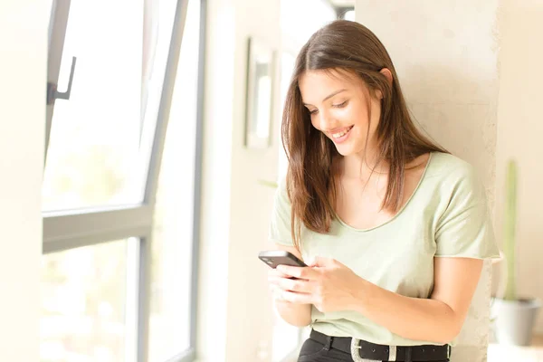 Chica Bonita Joven Con Teléfono Inteligente Casa — Foto de Stock