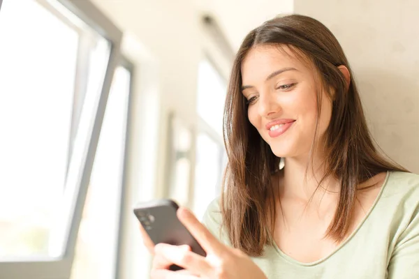 Giovane Bella Ragazza Con Uno Smartphone Casa — Foto Stock