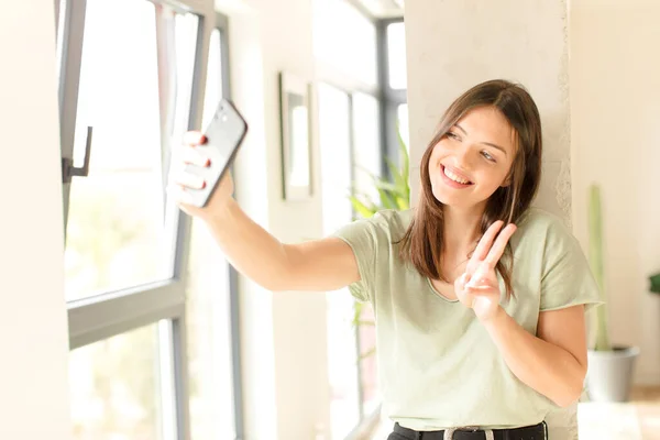 Evde Akıllı Telefonu Olan Genç Güzel Bir Kız — Stok fotoğraf