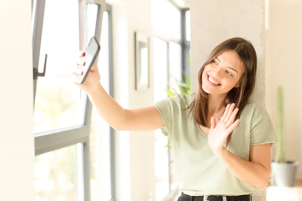 Chica Bonita Joven Con Teléfono Inteligente Casa —  Fotos de Stock