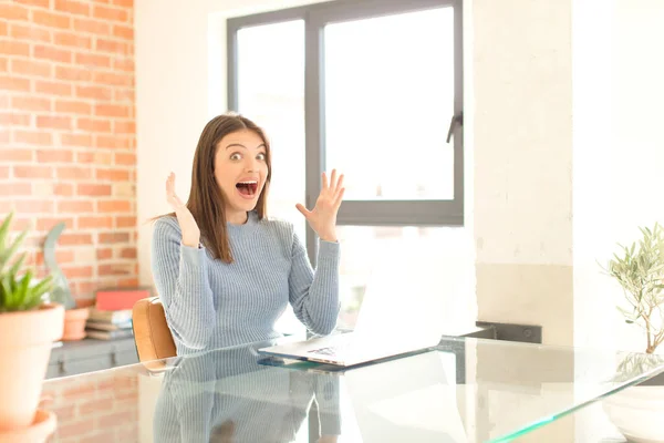 Joven Bonita Chica Casa Usando Ordenador Portátil — Foto de Stock