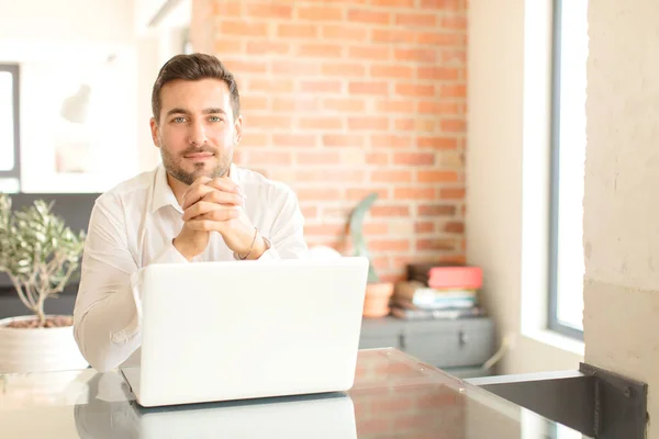 Jovem Homem Bonito Casa Usando Laptop — Fotografia de Stock