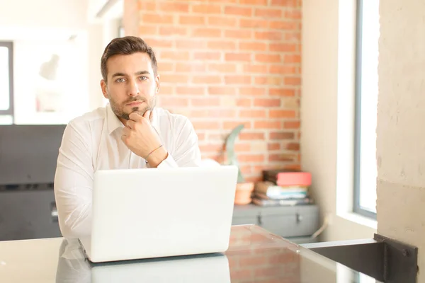 Jovem Homem Bonito Casa Usando Laptop — Fotografia de Stock