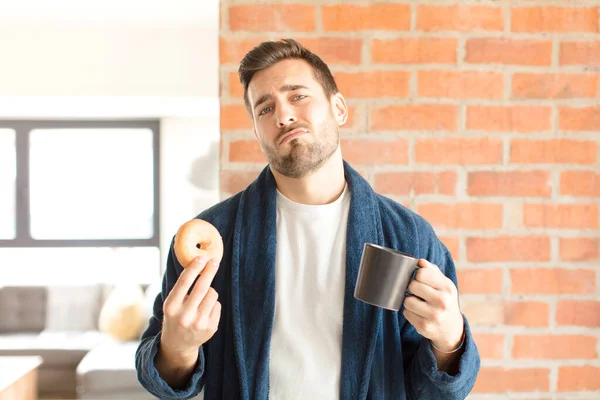 若いハンサムな男が家でコーヒーを飲んでいて — ストック写真