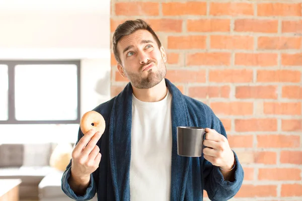 若いハンサムな男が家でコーヒーを飲んでいて — ストック写真