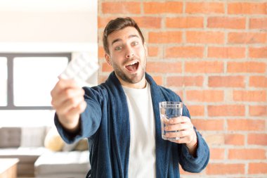 Su ve haplı genç yakışıklı adam.