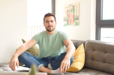 Evdeki genç yakışıklı adam. 