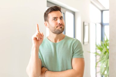Genç yakışıklı adam işaret ediyor.