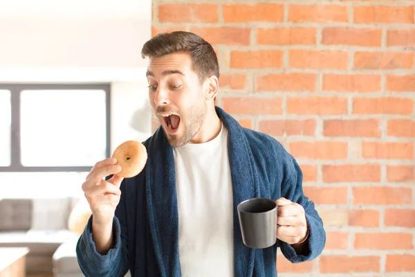 若いハンサムな男が家でコーヒーを飲んでいて — ストック写真