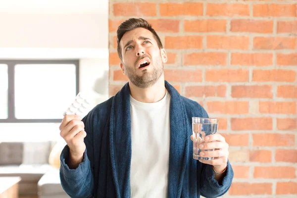 Jonge Knappe Man Met Water Pillen Tablet — Stockfoto