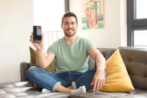 Νεαρός Όμορφος Άντρας Χρησιμοποιεί Smartphone Του Στο Σπίτι — Φωτογραφία Αρχείου