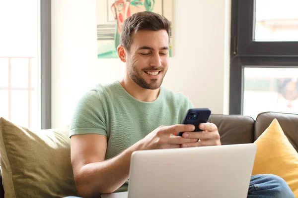 Junger Hübscher Mann Benutzt Sein Smartphone Hause — Stockfoto