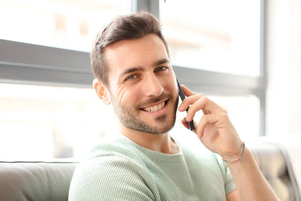 Junger Hübscher Mann Benutzt Sein Smartphone Hause — Stockfoto