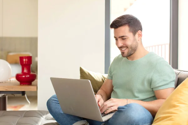 Junger Schöner Mann Mit Einem Laptop — Stockfoto