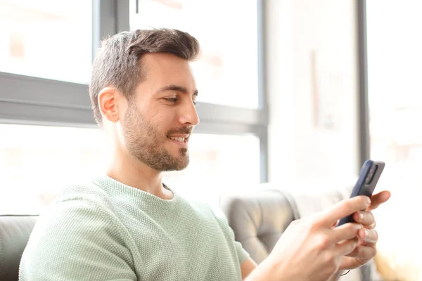 Junger Hübscher Mann Benutzt Sein Smartphone Hause — Stockfoto