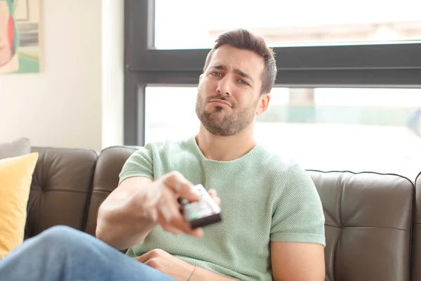 Joven Guapo Hombre Elegir Canal Televisión — Foto de Stock