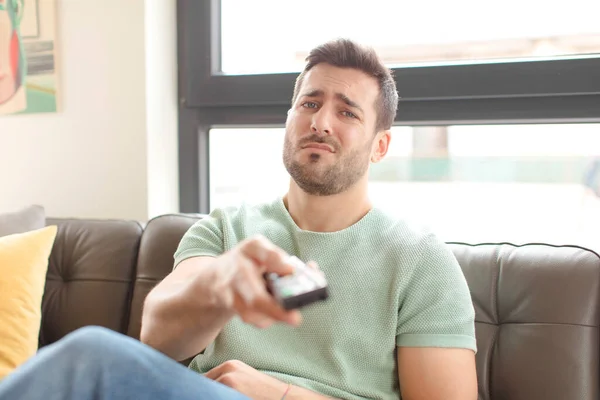 Joven Guapo Hombre Elegir Canal Televisión — Foto de Stock