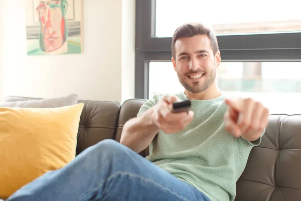 Joven Guapo Hombre Elegir Canal Televisión — Foto de Stock