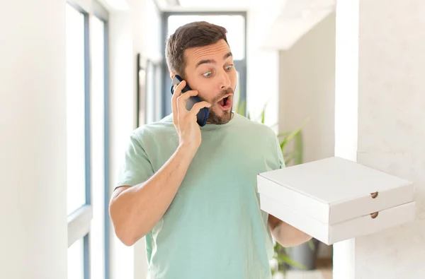 Ung Stilig Man Med Bort Pizza Lådor Hemma — Stockfoto