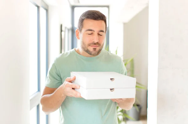 Joven Hombre Guapo Con Llevar Cajas Pizza Casa — Foto de Stock