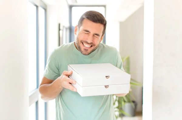 Joven Hombre Guapo Con Llevar Cajas Pizza Casa — Foto de Stock