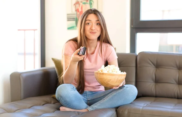 Junges Hübsches Mädchen Mit Popcorn Schaut Sich Hause Einen Film — Stockfoto