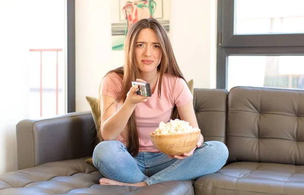 Jovem Menina Bonita Com Pipocas Assistindo Filme Casa — Fotografia de Stock