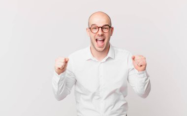 Kel adam şaşkın, heyecanlı ve mutlu hissediyor, gülüyor ve başarıyı kutluyor,!