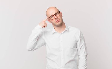 Kafası karışmış, kafası karışmış kel bir adam. Deli, deli ya da aklını kaçırmış olduğunu gösteriyor.