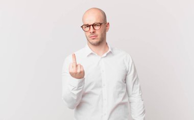 Kel adam kızgın, sinirli, asi ve agresif hissediyor, orta parmağını sallıyor, karşı koyuyor.