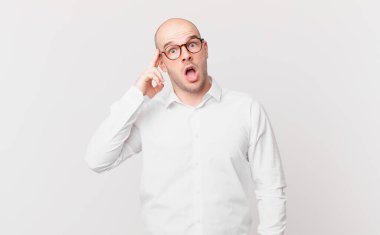 Kel adam şaşırmış, ağzı açık, şok olmuş, yeni bir düşünce, fikir ya da konsept keşfediyor.